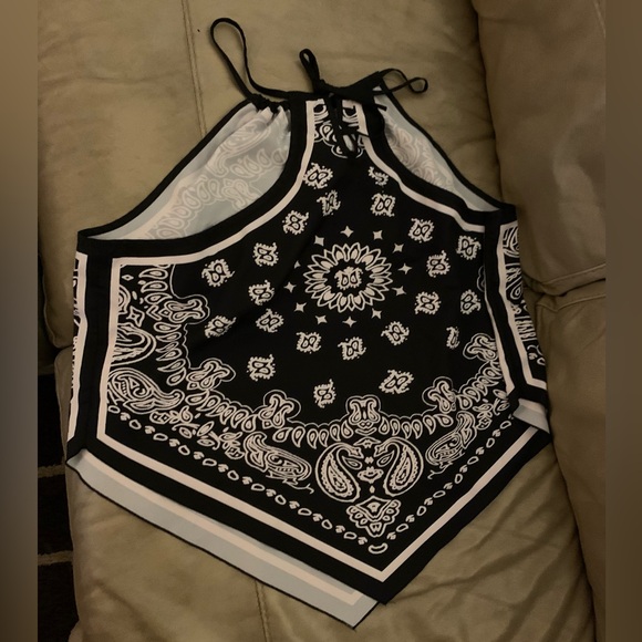 New SHEIN Bandana Black White Print TOP size 3X NWOT V-hem - Picture 3 of 5